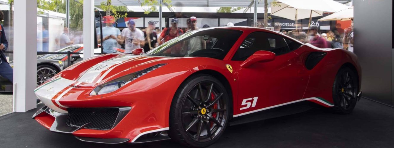 Żeby kupić to seryjne Ferrari, trzeba być wyczynowym kierowcą wyścigowym