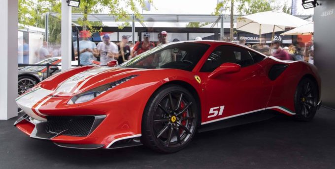 Żeby kupić to seryjne Ferrari, trzeba być wyczynowym kierowcą wyścigowym