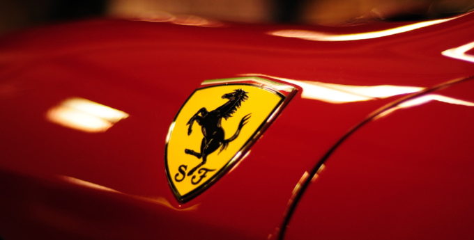 Rozbił Ferrari na ścianie jadąc ponad 200 km/h [WIDEO]