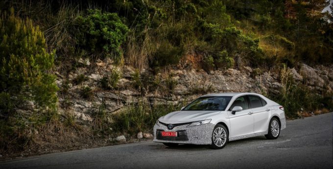 Toyota Camry wraca do polskich salonów. Zobacz ją jeszcze przed oficjalną premierą