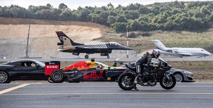 Myśliwiec, Bolid F1, Superbike, samolot pasażerski i Tesla w jednym wyścigu