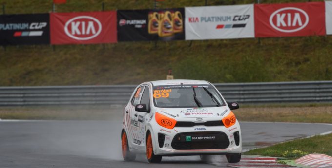 Kia Platinum Cup: Lider mistrzostw pokazuje pazur i wygrywa po starcie z 4. pola