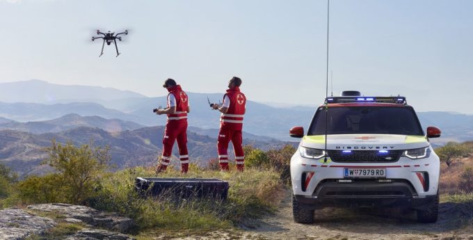 Land Rover z dronem rozpoczyna służbę w czerwonym krzyżu