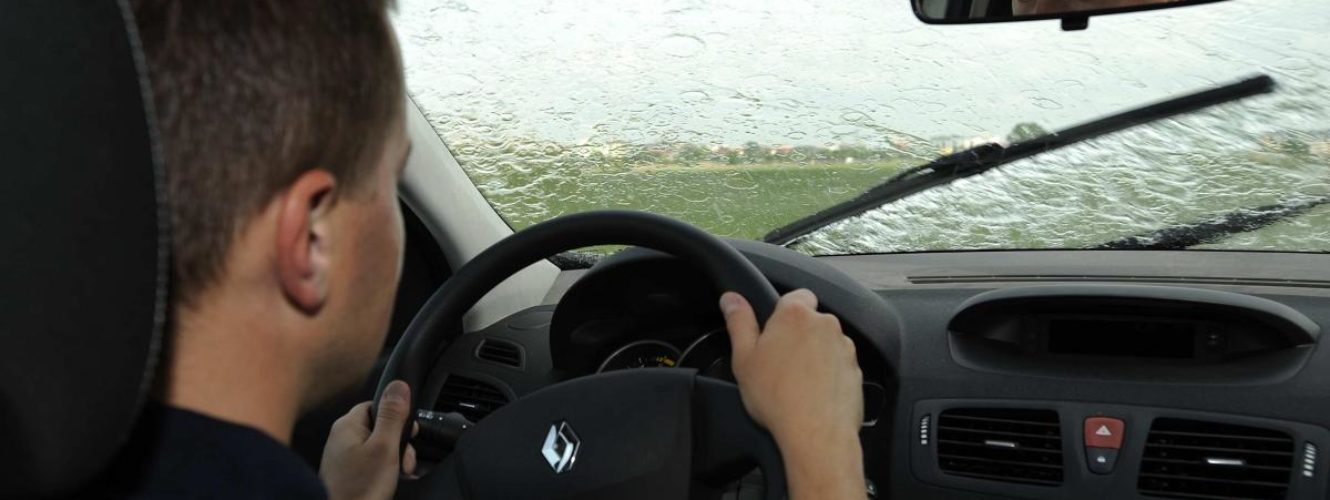 Bezpieczna jazda w trakcie ulewy – dla innych uczestników ruchu i samochodu