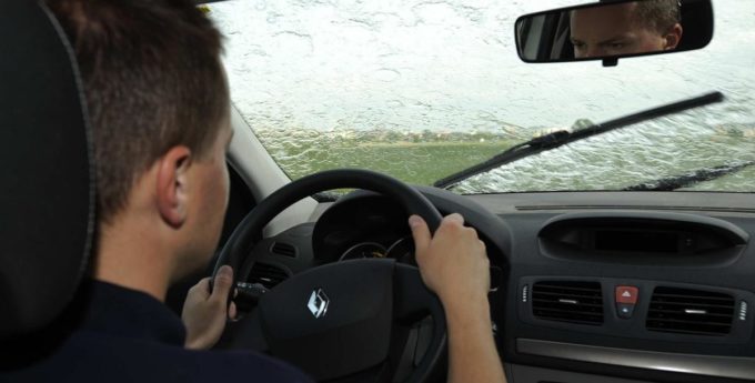 Bezpieczna jazda w trakcie ulewy – dla innych uczestników ruchu i samochodu