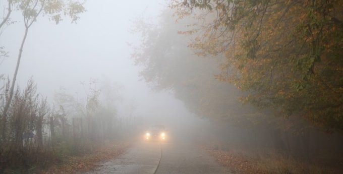 Sezon na mgłę – kiedy używać świateł przeciwmgłowych i o czym pamiętać?