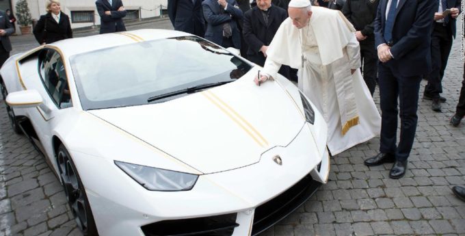 Papieskie Lamborghini Huracan znowu do wzięcia