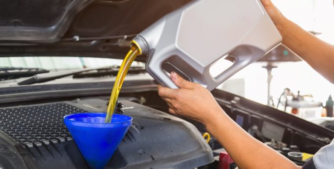 Etykiety na olejach silnikowych – na które trzeba zwrócić szczególną uwagę i dlaczego?