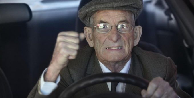 Starsi kierowcy pod lupą rządu i UE. Nadchodzą przełomowe zmiany?