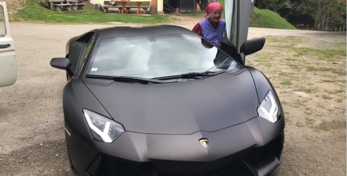 Sympatyczna babcia pod wrażeniem odgłosów silnika Lamborghini Aventadora