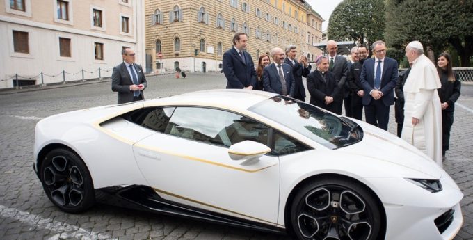 Lamborghini Huracan papieża Franciszka wygrał Czech