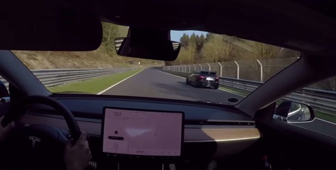 Tesla 3 na Nurburgringu. Daje radę to za mało powiedziane [video]