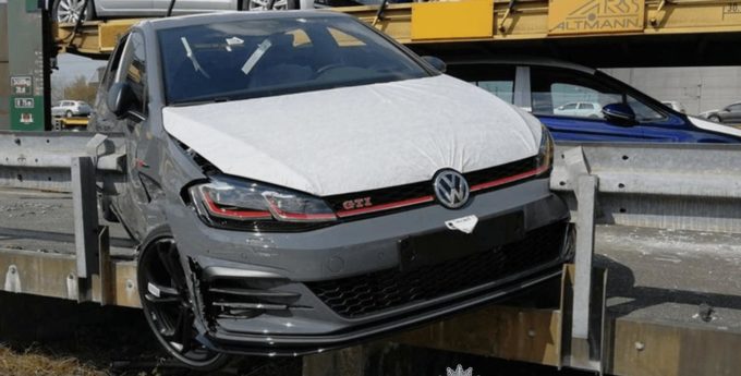 Nieudana próba kradzieży Volkswagena Golfa GTI z pociągu towarowego