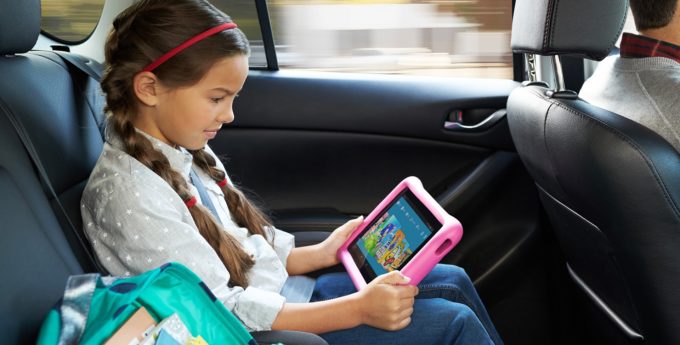 Dajesz dziecku telefon lub tablet do ręki w trakcie podróży samochodem? To śmiertelne niebezpieczeństwo