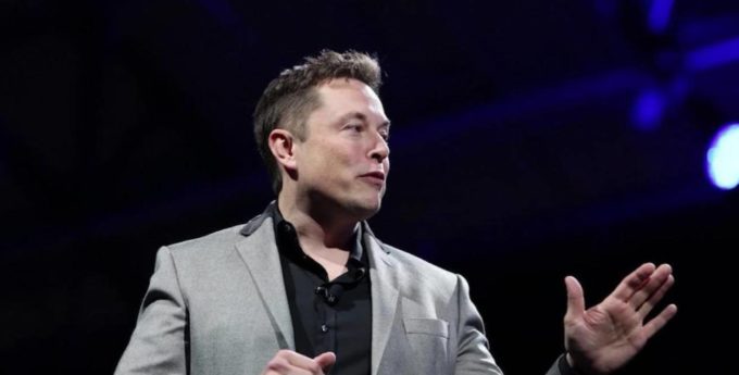 Tesla zaczęła palić się w trakcie ładowania. Kolejny kłopot Elona Muska