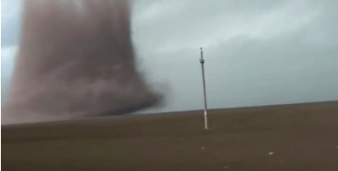 Potężne tornado w Rumunii zmiotło przejeżdżający autokar