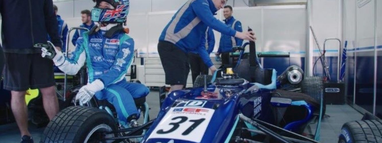 Stracił obie nogi w wyścigu Formuły 4. Wrócił i wygrywa!