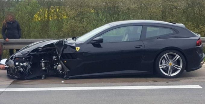 Rozpędzone Ferrari GTC4 Lusso wpadło pod tył ciężarówki. Ogromne straty