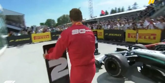 Sebastian Vettel przestawia tabliczki z miejscem ukończenia wyścigu