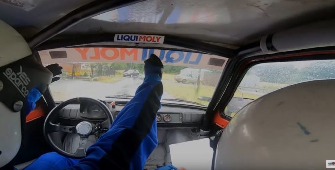 Cywilny samochód na trasie odcinka specjalnego | Rajd Dwóch Gmin Szlakiem Powstań Śląskich – Podżorscy126p Rally