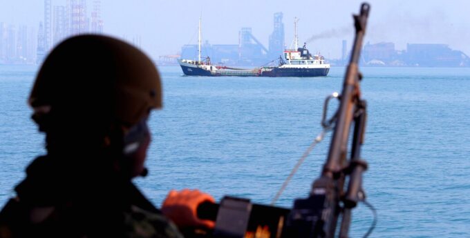 „Podwojenie cen ropy nie jest niewyobrażalne”. Konflikt z Iranem odbije się na paliwach?
