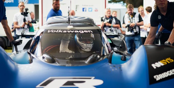 Romain Dumas stawia kropkę nad „i”. Volkswagen ID. R wygrywa w Goodwood