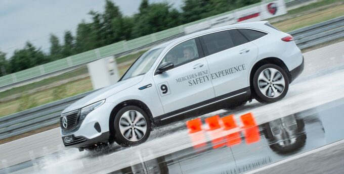 Elektryczny Mercedes-Benz EQC we flocie pojazdów szkoleniowych Mercedes-Benz Safety Experience