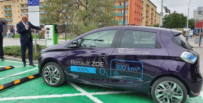 Renault Zoe testuje stacje ładowania przy dworcach PKP
