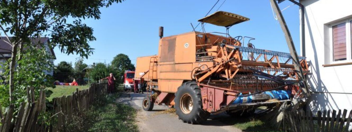 Szalona wycieczka kombajnem po pijaku. Uszkodził słup energetyczny, ogrodzenia i dom