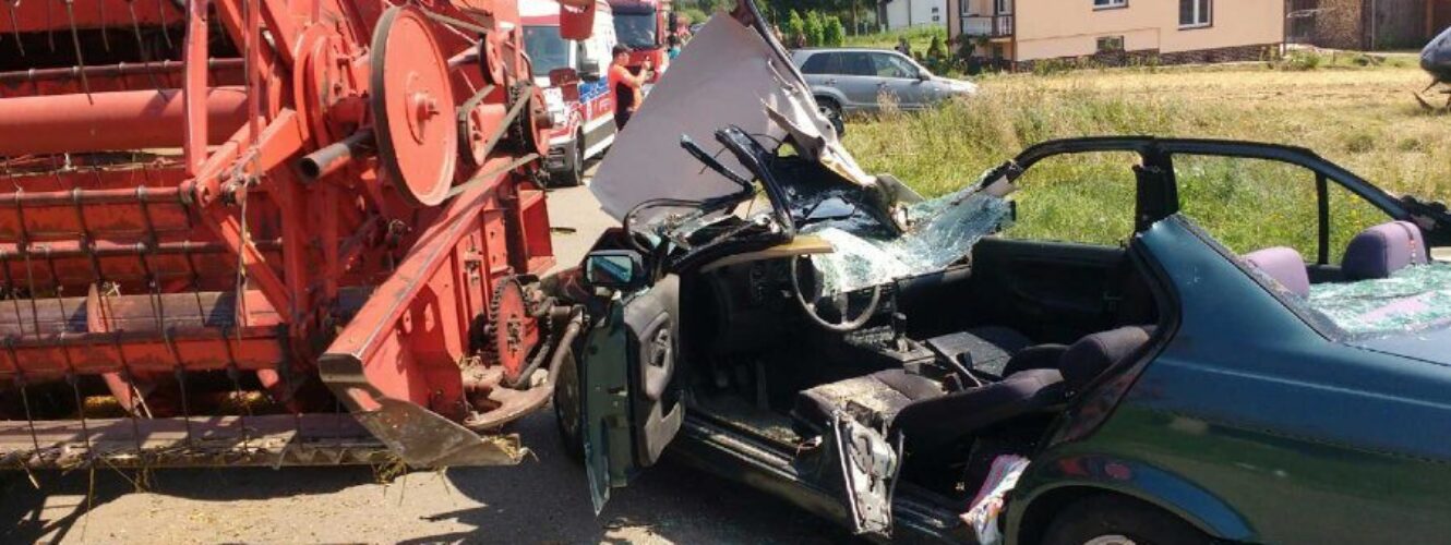 Kierowca BMW wjechał pod heder kombajnu. Z auta ”powstał” kabriolet