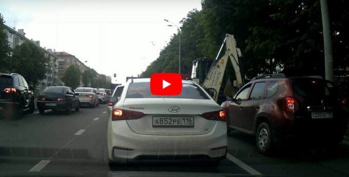 Kierowca Volkswagena wpadł z deszczu pod rynnę. Pośpiech nie popłaca