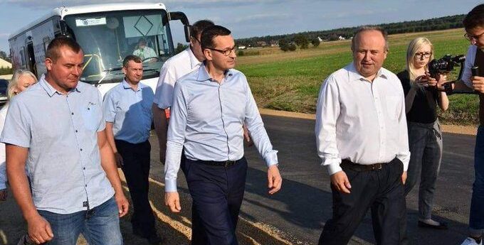 Wylano specjalnie nowy asfalt na dzień przed przyjazdem premiera Morawieckiego