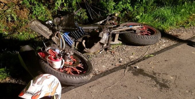 14-letni motocyklista wyprzedzał inny jednoślad. Wbił się w jadącego Opla