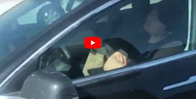 Kierowca Tesli spał w trakcie jazdy