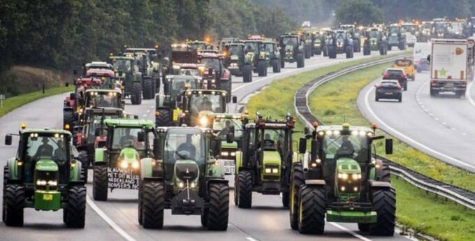 Rolnicy w traktorach spowodowali korek sięgający 1000 kilometrów