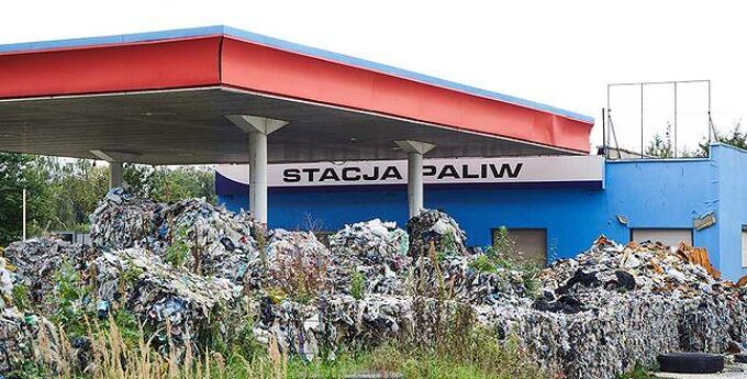 Włoska mafia nielegalnie porzuciła 45 ton śmieci z Neapolu na stacji benzynowej w Gliwicach
