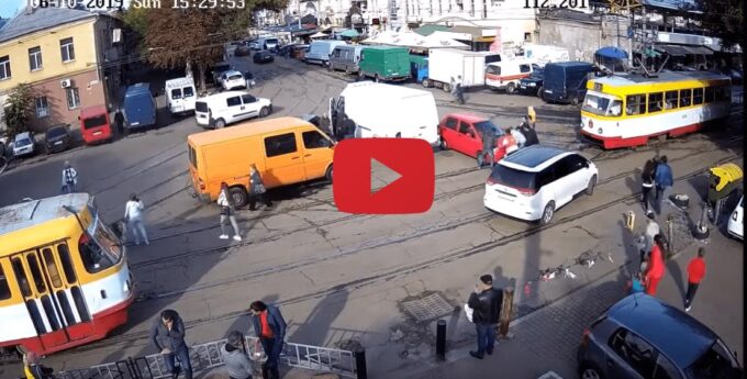 Pewnego razu w Odessie… Totalny chaos komunikacyjny na skrzyżowaniu