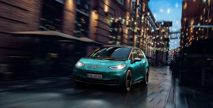 Elektryczny Volkswagen ID.3 potrafi komunikować się z kierowcą i otoczeniem za pomocą świateł