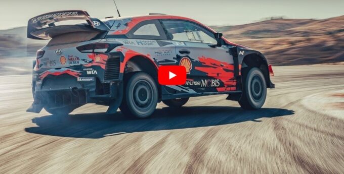 Dziennikarz Top Gear pokazuje jak uruchomić rajdowego Hyundaia i20 Coupe WRC