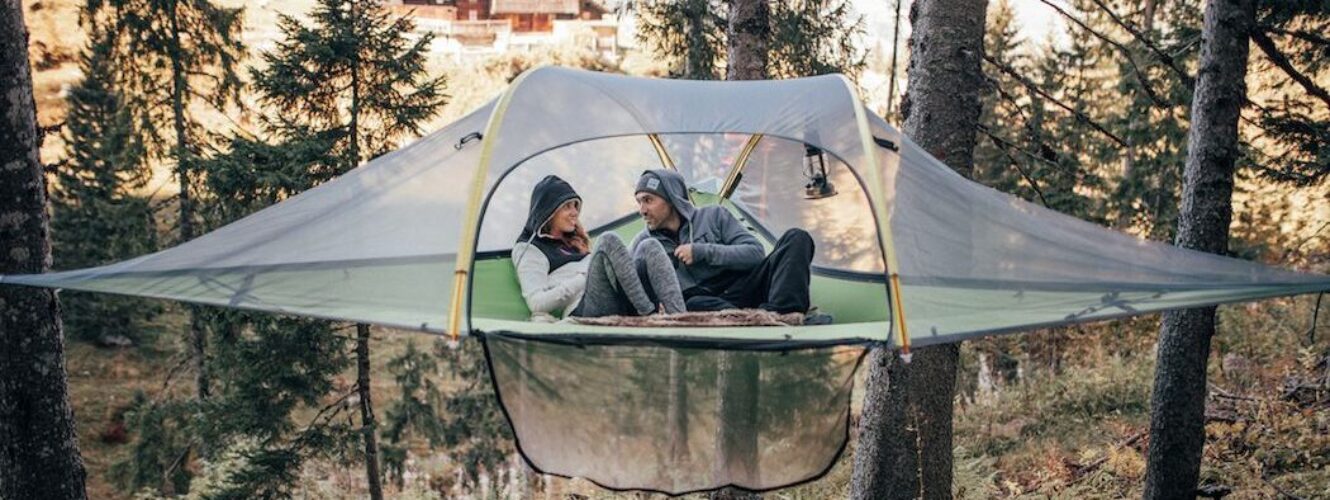 Namiot zawieszony w powietrzu, mogący pomieścić trzy osoby. Idealne rozwiązanie na romantyczne wypady i rodzinne wycieczki?