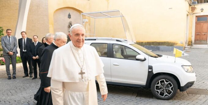 Bóg zapłać za nowy papamobile! Papież Franciszek przesiada się do Dacii Duster 4×4