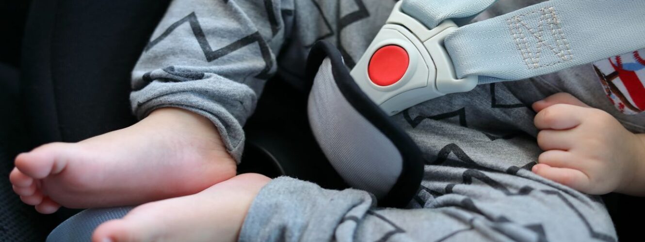 Obowiązkowe foteliki samochodowe z alarmem. Rodzicie już nie zostawią dziecka w aucie
