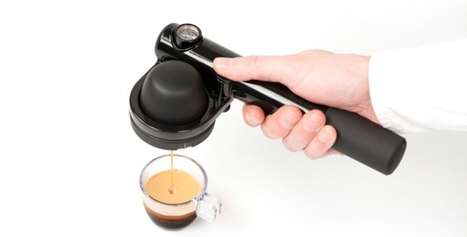 Przygotujcie kawę zawsze i wszędzie – ekspres Pump Black zmieści się nawet do małego, podróżnego koszyka