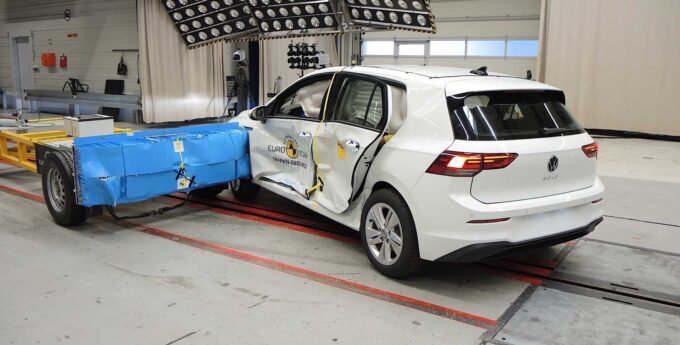 Na teście zderzeniowym Volkswagen Golf Mk8 zaliczył wpadkę, ale i tak dostał 5 gwiazdek Euro NCAP