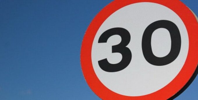 PILNE! Drakońska zmiana w przepisach! W tym mieście będziesz mógł jechać maksymalnie 30 km/h!