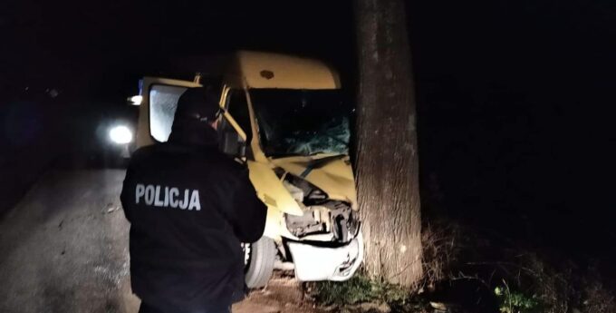 Groźny wypadek w Żarnowcu. Kierowca chciał uniknąć zderzenia ze zwierzęciem i wbił się w przydrożne drzewo