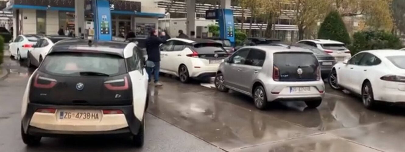 Właściciele samochodów elektrycznych zablokowali stację benzynową w ramach protestu 