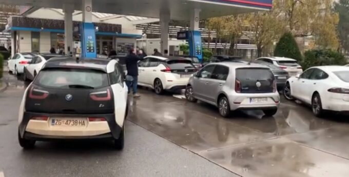 Właściciele samochodów elektrycznych zablokowali stację benzynową w ramach protestu 