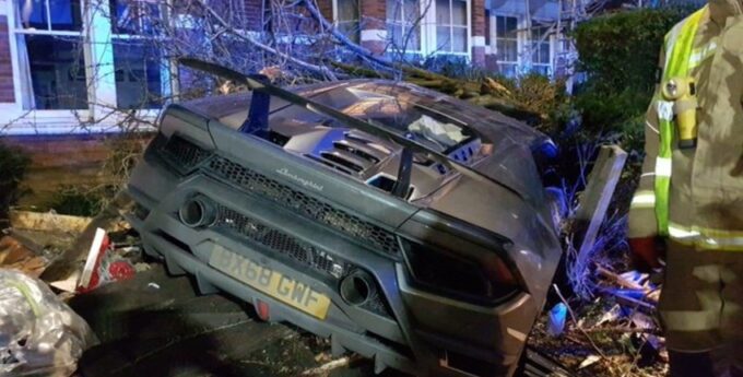 Piłkarz Premier League w przebraniu bałwana rozbił Lamborghini Huracan
