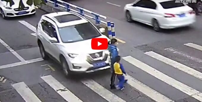 Agresywna reakcja dziecka w kierunku kierowcy po tym jak matka i on zostali potrąceni